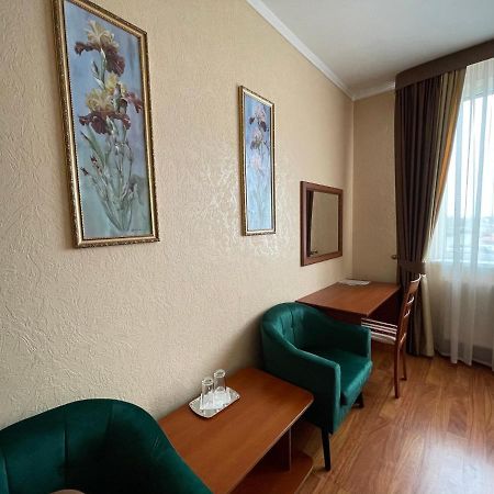 Hotel Yunist Ivano-Frankivsk Esterno foto