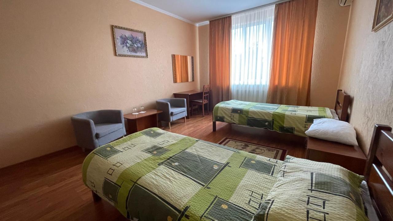 Hotel Yunist Ivano-Frankivsk Esterno foto