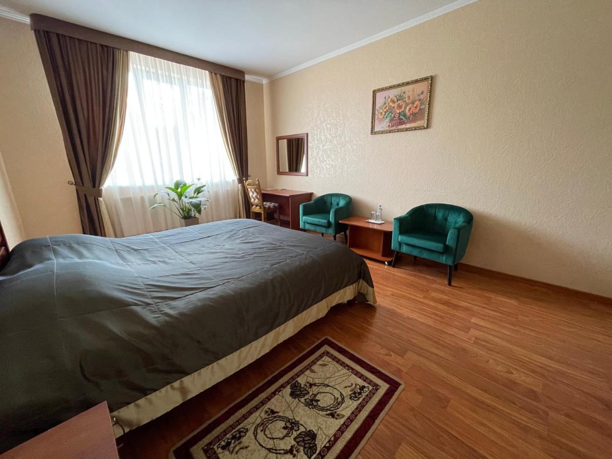 Hotel Yunist Ivano-Frankivsk Esterno foto