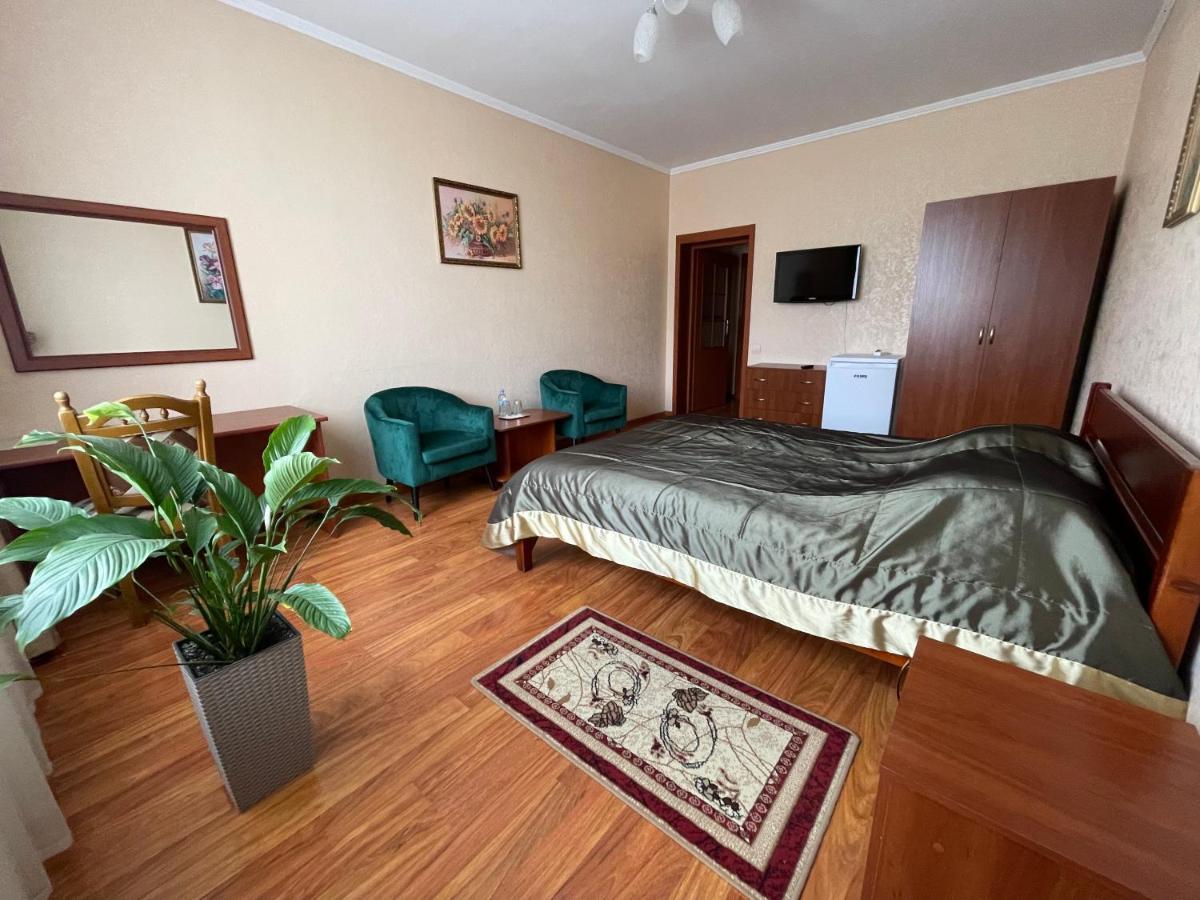 Hotel Yunist Ivano-Frankivsk Esterno foto