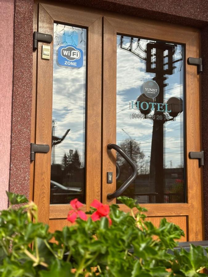 Hotel Yunist Ivano-Frankivsk Esterno foto