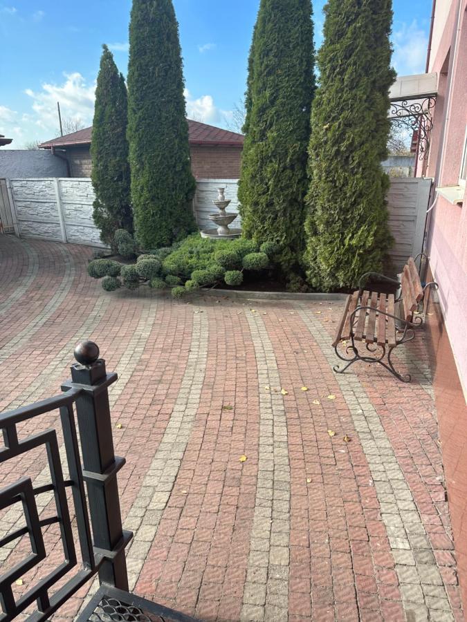 Hotel Yunist Ivano-Frankivsk Esterno foto
